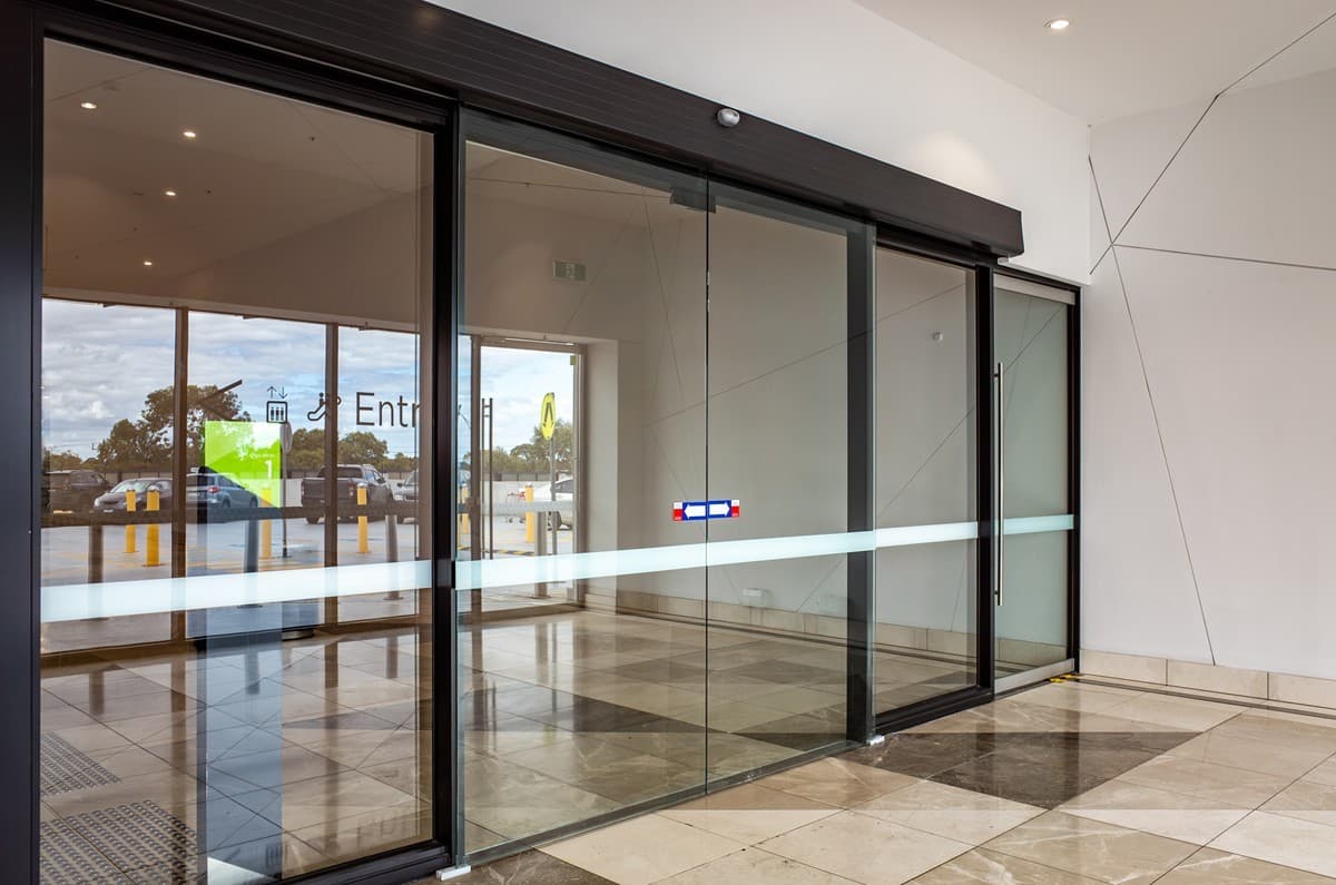 Puertas comerciales en Rianxo